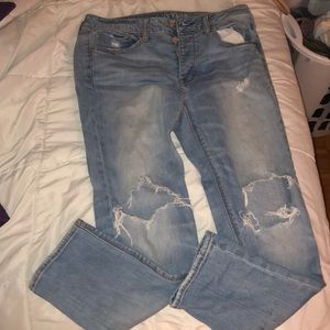AMERICAN EAGLE STRAIGHT LEG MOM JEANS